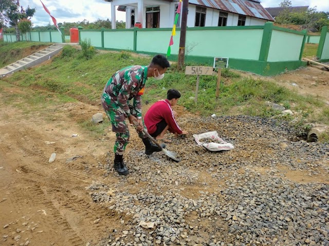 Anggota satgas TMMD bantu warga angkut batu kerikil