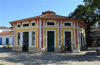 Foto mostra o mercado do peixe em Angra dos Reis nas cores vermelha e amarela e branco