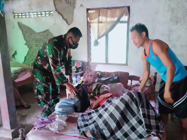  Kodim 0726/Sukoharjo Bagikan Sembako Kepada Masyarakat Kurang mampu
