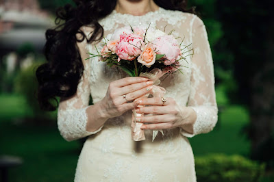 Novia caminando sola hacia el altar sosteniendo un ramo de flores