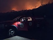 BUSCAN EVITAR QUE LAS LLAMAS LLEGUEN A LA ZONA HABITADA EN EL CERRO DEL COLOSO QUE SE QUEMA: PROTECCIÓN CIVIL