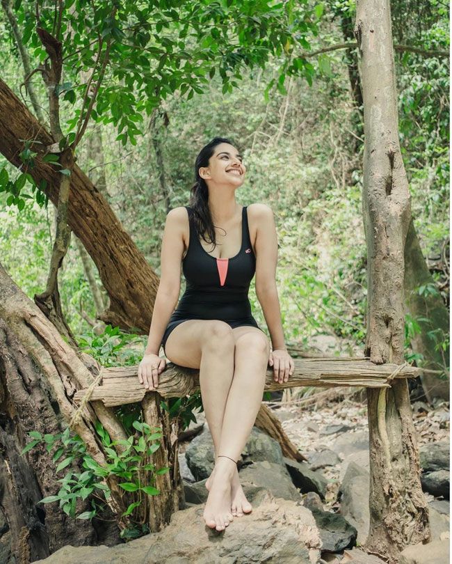 enchanting-elegance-meenakshi-chaudhary-captivating-wet-hair-look