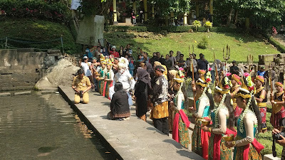 Bupati Mojokerto Hadir Ruwat Patirtaan Sumber Air Jolotundo, Tradisi Masyarakat Mojokerto di Bulan Suro