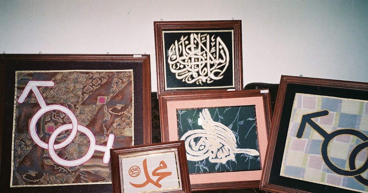 ada hiasan  dinding  dari kain Batik untuk  kaligrafi 