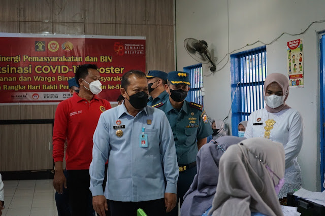 Vaksinasi Covid-19 di Hari Kartini, Petugas Lapas Perempuan Palembang Pakai Kebaya