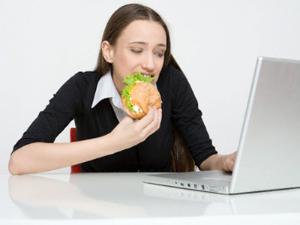 Dilarang Makan Di Depan Laptop Berbahaya!! [ www.BlogApaAja.com ]