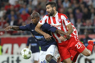 Dimitris Siovas obstructs Souleymane Camara and gives the excuse to the Croatian referee Strahonja to give the penalty against Olympiacos.