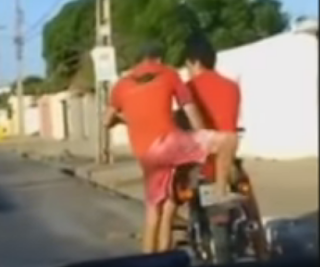 Vídeo: homem embriagado tenta subir em motocicleta e chama atenção de populares