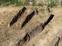 Detall de les lloses funeràries