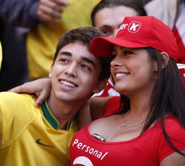 Cewek cewek seksi penggemar sepakbola amerika latin Foto 