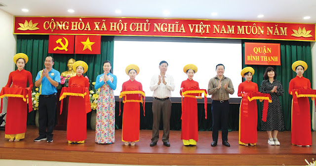 Lãnh đạo quận cắt băng ra mắt sản phảm du lịch quận Bình Thạnh vùng đất thanh bình. (Ảnh: MH)