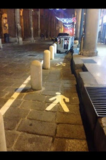 La ridicola corsia pedonale in Strada Maggiore