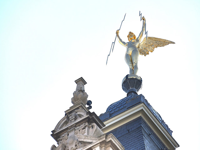 Antwerpen: Hoog mensen ! Kijk omhoog mensen !