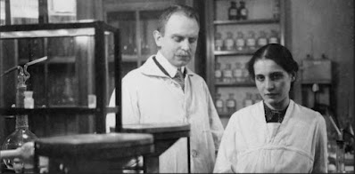 fotografia mostrando Otto Hahn e Lise Meitner no laboratorio de trabaho deles em Berlim