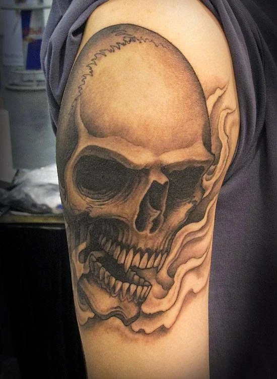 vemos a un modelo con un tatuaje de calavera