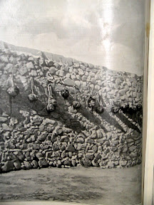 Cabezas de moros traidores o espías en un muro de Melilla.