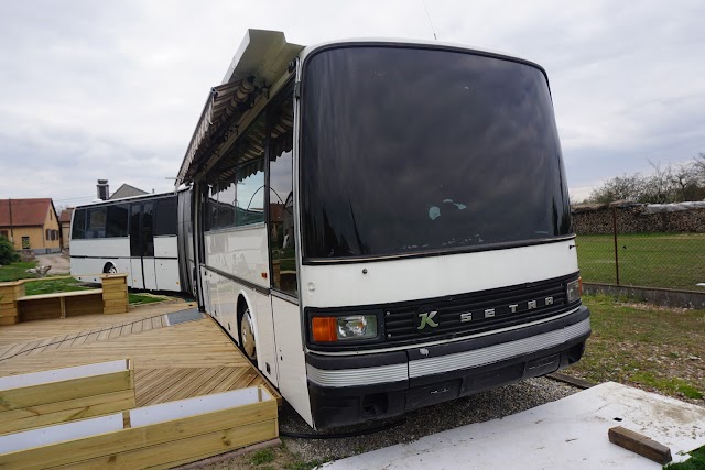 Su pasión lo llevó a transformar un Setra 221 UL articulado en alojamiento rural