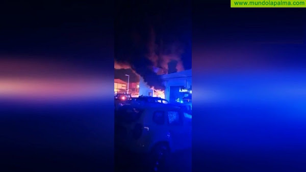 Incendio en una nave en la zona industrial de Los Guinchos en Breña Baja