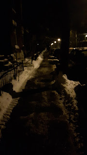 Trottoir montréalais tôt le matin, l'hiver