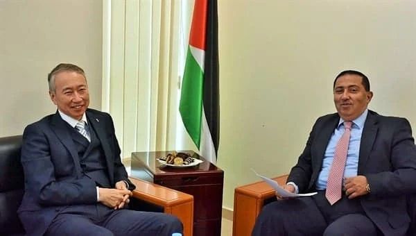 الرئيس يقلد ممثل اليابان لدى فلسطين نجمة الصداقة من وسام الرئيس