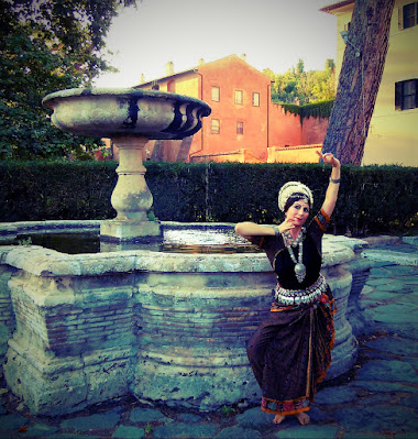 danza odissi yogini tantra CASTELLO DI TORRE IN PIETRA (PALIDORO, ROMA) "LA DANZA DELLE SETTE DEE MADRI"   SPETTACOLO DI DANZA CLASSICA DELL'INDIA IN STILE ODISSI A CURA DI MARIALUISA SALES Spettacolo di Danza Classica dell'India in stile Odissi nella magnifica cornice del Castello di Torre in Pietra.  Lo spettacolo ha previsto brani tratti dai repertori dei Guru Kelucharan Mohapatra e Guru Deb Prasad Das, con una particolare enfasi per la Danza delle Sette Dee Saptamatrika. Interprete: Marialuisa Sales  A cura dei Centri Yoga "Le Radici" e "Le Farfalle" di Roma.