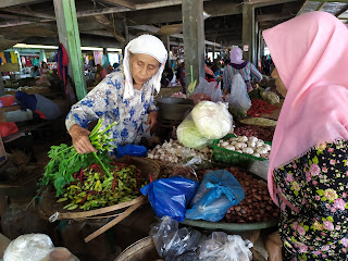 belanja di pasar tradisional