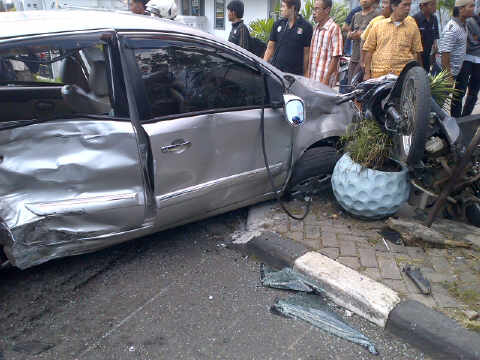Foto Kecelakaan Karambol di Tanah Putih Semarang 3 Mei 