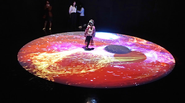 ▲科博館《驚心洞波》特展，主題之一「奇異點劇場」以沉浸式聲光效果，不但能認識音樂和天文現象的連結，還能與重力波互動。（記者林明佑攝）
