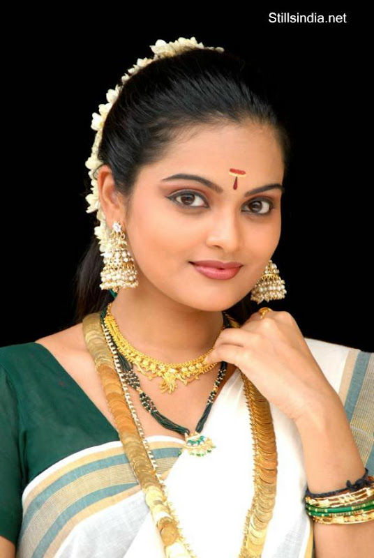 Vishnupriyahot malayalam new faceTV anchorcute snapssexy in saree outfithot exclusive gallery glamour images