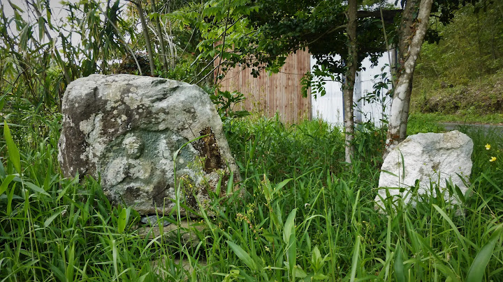 鳥取県西部の道祖神、新山砥石池ほとりの双体道祖神