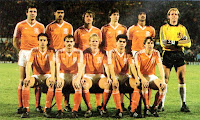 SELECCIÓN DE HOLANDA - Temporada 1986-87 - Ronald Spelbos, Frank Rijkaard, René Van der Gijp, Marco Van Basten, Ruud Gullit y Hans Van Breukelen; Johnny Van't Schip, Jan Wouters, Ronald Koeman, Sonny Silooy y Arnold Mühren - HOLANDA 1 (Marco Van Basten) GRECIA 0 - 25/03/1987 - Eurocopa 1988, fase de clasificación, grupo 5 - Rotterdam, Holanda De Kuip Feijenoord