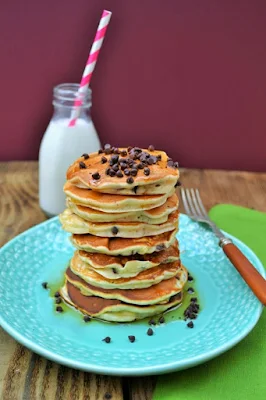 An easy recipes for Scotch panckes with chocolate chips, raisins and maple syrup