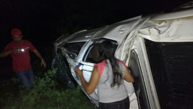 Popular capota carro na PE-160 entre Santa Cruz do Capibaribe e a Vila de Poço Fundo