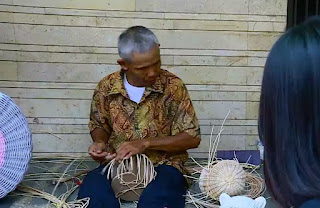 (Antara)-Boneka bentuk karakter animasi mungkin sudah biasa kita jumpai, tapi bagaimana jika aneka karakter animasi dibentuk dari bahan dasar rotan. Ya, ditangan seorang ibu muda, batang rotan disulap menjadi bentuk yang menarik, mulai dari tokoh animasi, hingga hewan-hewan yang menggemaskan. Kamis, 27 April 2017.