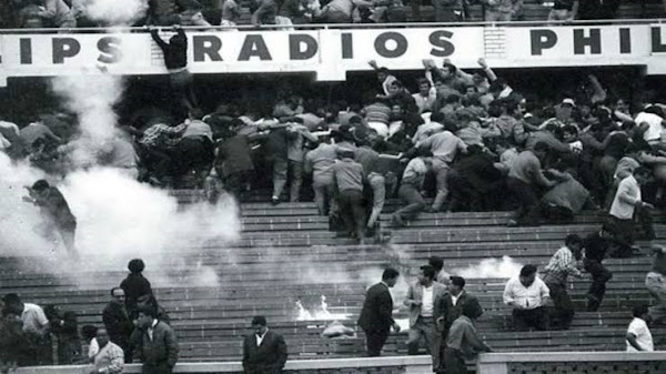 Stadionramp Lima - Fans proberen het traangas te ontvluchten