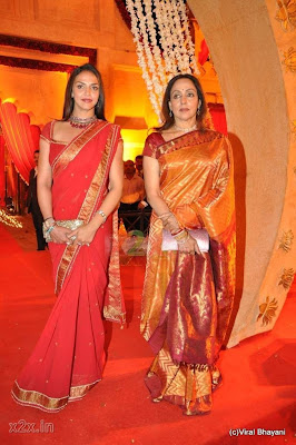  Esha Deol with Hema Malini Hot Photo