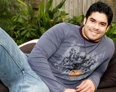 Foto de Jerry Rivera posando recostado