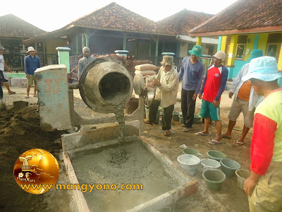 FOTO 3 : Pengadukan / pencampuran cor beton menggunakan mesin molen. Pengecoran Mesjid Assyafa’ah, Pagaden Barat, Subang.