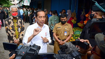 Didampingi Ganjar, Jokowi Bagikan Bantuan Di Pasar Karanganyar