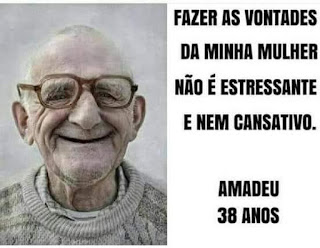 Foto e texto. À direita, em letras pretas maiúsculas lê-se: fazer as vontades da minha mulher não é estressante e nem cansativo. Amadeu trinta e oito anos. À esquerda, Amadeu, dos ombros para cima. Ele sorri acentuando as rugas dos olhos e laterais da face. Um senhorzinho calvo, pele rosada, cabeça oval, orelhudo, sobrancelhas espessas, olhos claros, narigão, lábios finos, sem dentes, barba e bigode por fazer. Amadeu usa óculos de grau com armação quadrada marrom, malha sobre camisa com gola xadrez e camiseta com decote redondo junto ao pescoço flácido.