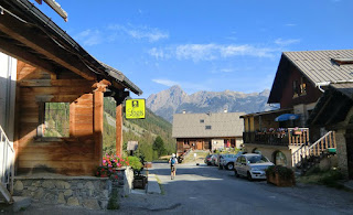 Starting the hike from Pied du Mèlèzet