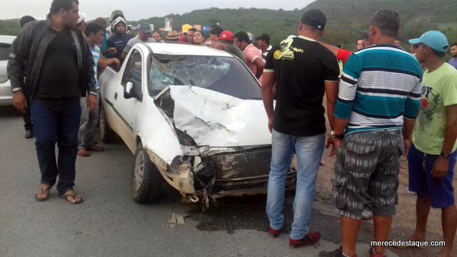 Moto bate de frente com carro na PE-160 e motociclista fica gravemente ferido