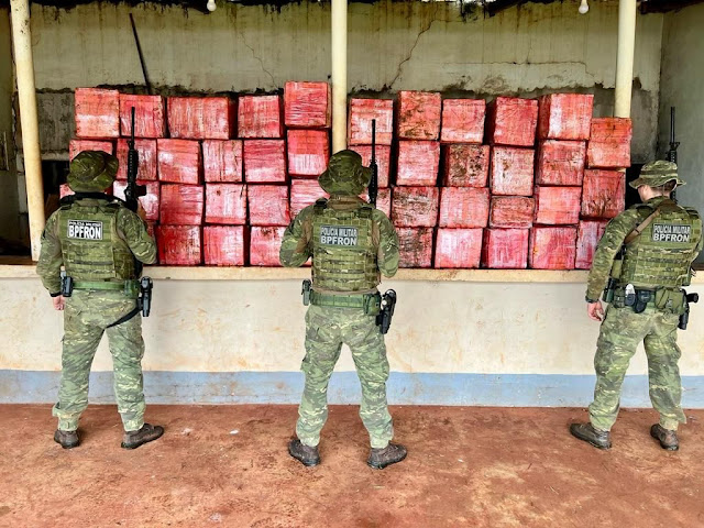 BPFRON e Polícia Federal apreendem mais de uma tonelada de maconha em Guaíra