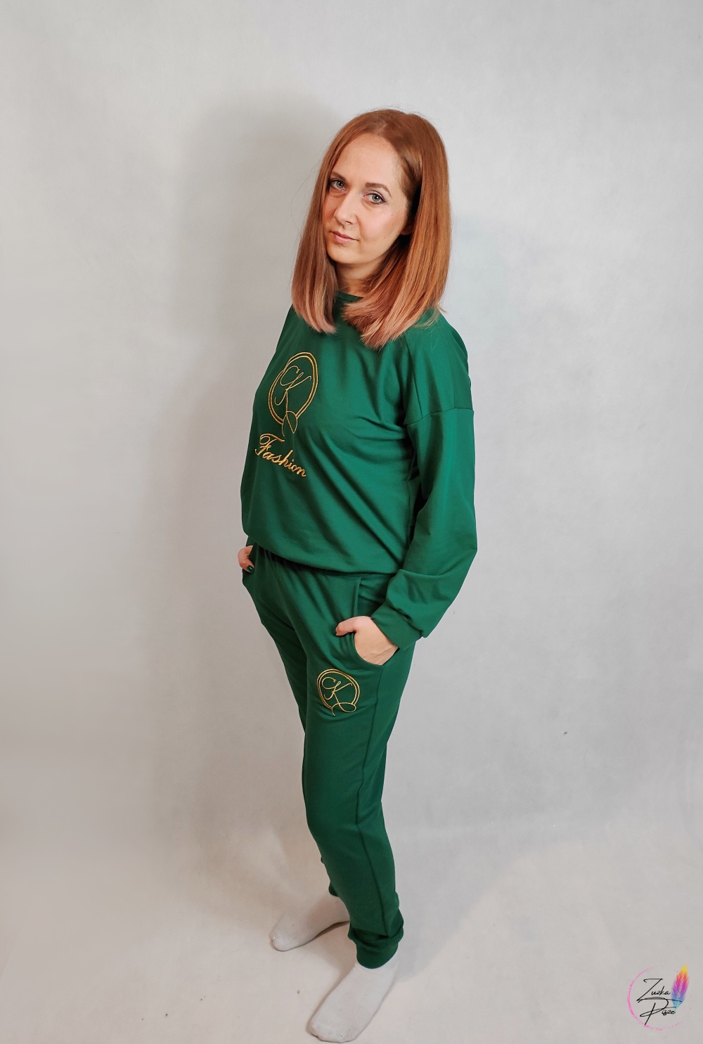 Komplet dresowy - bluza i spodnie ze złotym haftem ZOJA w kolorze butelkowej zieleni - Karko