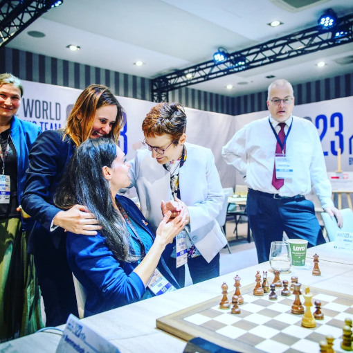 Le moment où Natacha Benmesbah marque le point décisif face aux USA pour sceller la victoire sur le score de 3-1 - Photo © Michal Walusza / FIDE