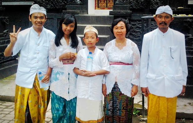  Pakaian  Adat  Bali Pria dan Wanita Gambar  beserta 