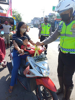 Momen Arus Mudik Lebaran Tahun 2022, Kasatlantas Polres Kediri Berikan Tanda "Janur Kuning" Kepada Pengendara Yang Melanggar Lalu Lintas