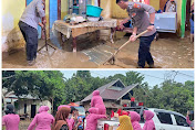 Polisi Bantu Bersihkan Rumah Warga Terdampak Banjir Di Luwu, Tak Ketinggalan, Bhayangkari juga Bagi Bantuan