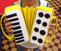 Instrumentos musicales de juguetes hechos con materiales reutilizados