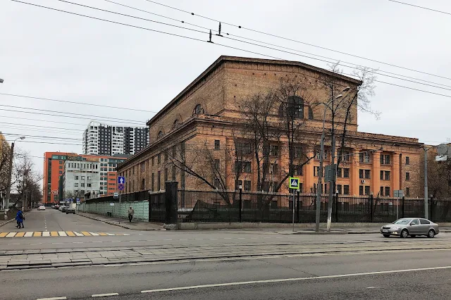 Красноказарменная улица, Красноказарменный проезд, Московская площадка Федерального государственного унитарного предприятия Российского федерального ядерного центра – Всероссийского научно-исследовательского института технической физики имени академика Е. И. Забабахина – филиала Всероссийского электротехнического института Госкорпорации «Росатом», Большой высоковольтный зал ВЭИ (построен в 1958 году)